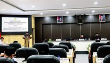 Wakil Bupati Pamekasan, H. Sukriyanto saat menyampaikan jawaban terhadap pandangan umum fraksi tentang perubahan APBD tahun 2026. (MOH. IQBALUL KHAVEI MZ / KLIKMADURA)