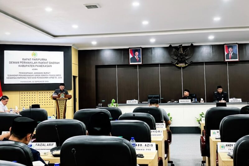 Wakil Bupati Pamekasan, H. Sukriyanto saat menyampaikan jawaban terhadap pandangan umum fraksi tentang perubahan APBD tahun 2026. (MOH. IQBALUL KHAVEI MZ / KLIKMADURA)