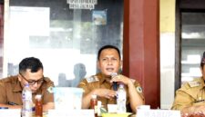 Ketua Satgas MBG Pamekasan Sukriyanto saat memberikan keterangan terkait legalitas bangunan dapur SPPG. (LAILIYATUN NURIYAH/KLIK MADURA)