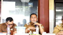 Ketua Satgas MBG Pamekasan Sukriyanto saat memberikan keterangan terkait legalitas bangunan dapur SPPG. (LAILIYATUN NURIYAH/KLIK MADURA)