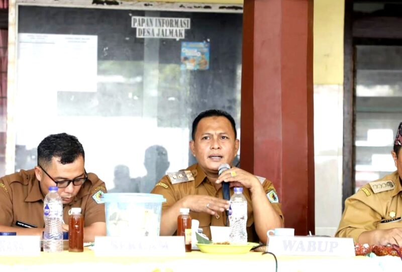 Ketua Satgas MBG Pamekasan Sukriyanto saat memberikan keterangan terkait legalitas bangunan dapur SPPG. (LAILIYATUN NURIYAH/KLIK MADURA)
