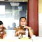 Ketua Satgas MBG Pamekasan Sukriyanto saat memberikan keterangan terkait legalitas bangunan dapur SPPG. (LAILIYATUN NURIYAH/KLIK MADURA)