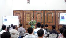 Manager PLN UP3 Madura, Radea Cakrawala Nusantara saat memimpin Alignment Meeting dan konsolidasi strategis bersama puluhan mitra kerja di Kantor PLN UP3 Madura, Pamekasan. (ISTIMEWA)