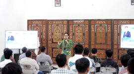 Manager PLN UP3 Madura, Radea Cakrawala Nusantara saat memimpin Alignment Meeting dan konsolidasi strategis bersama puluhan mitra kerja di Kantor PLN UP3 Madura, Pamekasan. (ISTIMEWA)