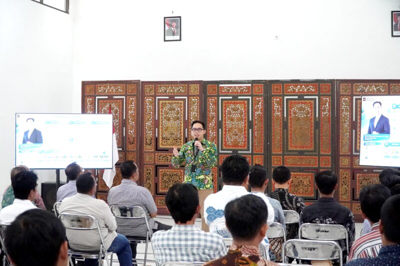 Manager PLN UP3 Madura, Radea Cakrawala Nusantara saat memimpin Alignment Meeting dan konsolidasi strategis bersama puluhan mitra kerja di Kantor PLN UP3 Madura, Pamekasan. (ISTIMEWA)