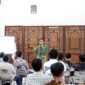 Manager PLN UP3 Madura, Radea Cakrawala Nusantara saat memimpin Alignment Meeting dan konsolidasi strategis bersama puluhan mitra kerja di Kantor PLN UP3 Madura, Pamekasan. (ISTIMEWA)