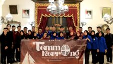 Paguyuban Kacong Cebbing foto bersama di Keraton Sumenep. (KLIKMADURA)