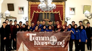 Paguyuban Kacong Cebbing foto bersama di Keraton Sumenep. (KLIKMADURA)