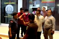 Mantan Kepala Dinas Pendidikan (Dispendik) Kabupaten Sampang, Mohammad Fadeli saat diamankan Kejari Sampang beberapa waktu lalu. (DOK. KLIKMADURA)