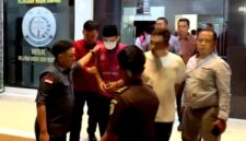 Mantan Kepala Dinas Pendidikan (Dispendik) Kabupaten Sampang, Mohammad Fadeli saat diamankan Kejari Sampang beberapa waktu lalu. (DOK. KLIKMADURA)