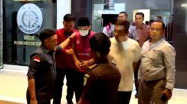 Mantan Kepala Dinas Pendidikan (Dispendik) Kabupaten Sampang, Mohammad Fadeli saat diamankan Kejari Sampang beberapa waktu lalu. (DOK. KLIKMADURA)