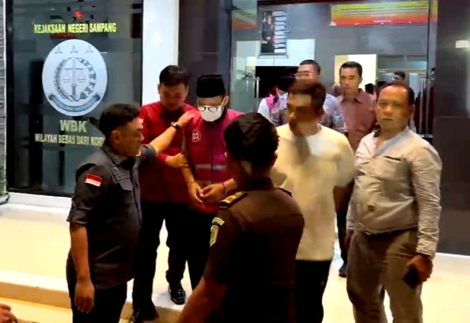 Mantan Kepala Dinas Pendidikan (Dispendik) Kabupaten Sampang, Mohammad Fadeli saat diamankan Kejari Sampang beberapa waktu lalu. (DOK. KLIKMADURA)
