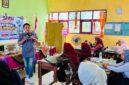 Pemred Klik Madura, Prengki Wirananda saat menyampaikan materi jurnalistik di SDN Kalimo'ok II, Kecamatan Kalianget, Kabupaten Sumenep. (SMSI SUMENEP FOR KLIKMADURA)
