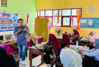 Pemred Klik Madura, Prengki Wirananda saat menyampaikan materi jurnalistik di SDN Kalimo'ok II, Kecamatan Kalianget, Kabupaten Sumenep. (SMSI SUMENEP FOR KLIKMADURA)