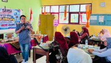 Pemred Klik Madura, Prengki Wirananda saat menyampaikan materi jurnalistik di SDN Kalimo'ok II, Kecamatan Kalianget, Kabupaten Sumenep. (SMSI SUMENEP FOR KLIKMADURA)