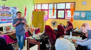 Pemred Klik Madura, Prengki Wirananda saat menyampaikan materi jurnalistik di SDN Kalimo'ok II, Kecamatan Kalianget, Kabupaten Sumenep. (SMSI SUMENEP FOR KLIKMADURA)