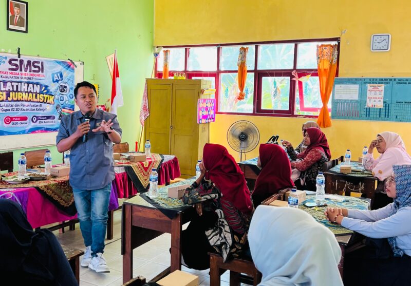 Pemred Klik Madura, Prengki Wirananda saat menyampaikan materi jurnalistik di SDN Kalimo'ok II, Kecamatan Kalianget, Kabupaten Sumenep. (SMSI SUMENEP FOR KLIKMADURA)