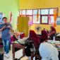 Pemred Klik Madura, Prengki Wirananda saat menyampaikan materi jurnalistik di SDN Kalimo'ok II, Kecamatan Kalianget, Kabupaten Sumenep. (SMSI SUMENEP FOR KLIKMADURA)