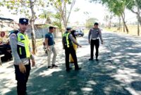 Personel Satlantas Polres Sampang melakukan olah TKP kejadian Lakalantas. (KLIKMADURA)