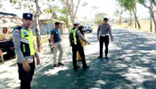 Personel Satlantas Polres Sampang melakukan olah TKP kejadian Lakalantas. (KLIKMADURA)