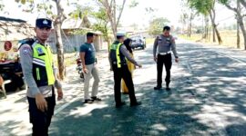 Personel Satlantas Polres Sampang melakukan olah TKP kejadian Lakalantas. (KLIKMADURA)