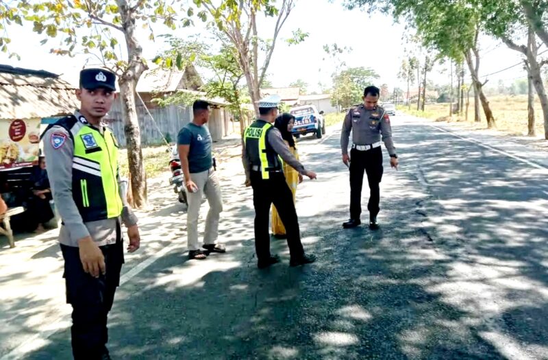 Personel Satlantas Polres Sampang melakukan olah TKP kejadian Lakalantas. (KLIKMADURA)