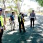 Personel Satlantas Polres Sampang melakukan olah TKP kejadian Lakalantas. (KLIKMADURA)