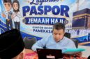 Petugas Kantor Imigrasi Kelas II Non TPI Pamekasan saat melayani masyarakat di Kabupaten Sumenep. (KLIKMADURA)