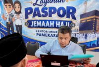 Petugas Kantor Imigrasi Kelas II Non TPI Pamekasan saat melayani masyarakat di Kabupaten Sumenep. (KLIKMADURA)
