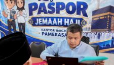 Petugas Kantor Imigrasi Kelas II Non TPI Pamekasan saat melayani masyarakat di Kabupaten Sumenep. (KLIKMADURA)