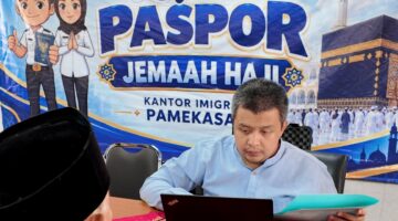 Petugas Kantor Imigrasi Kelas II Non TPI Pamekasan saat melayani masyarakat di Kabupaten Sumenep. (KLIKMADURA)