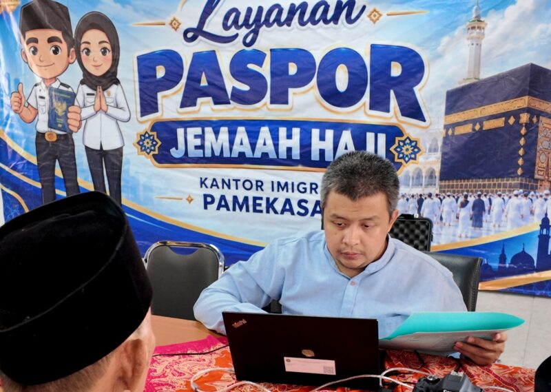 Petugas Kantor Imigrasi Kelas II Non TPI Pamekasan saat melayani masyarakat di Kabupaten Sumenep. (KLIKMADURA)