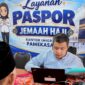 Petugas Kantor Imigrasi Kelas II Non TPI Pamekasan saat melayani masyarakat di Kabupaten Sumenep. (KLIKMADURA)