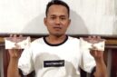 Miftahul Arifin menunjukkan produk Teh Cabya di kediamannya yang berada di Dusun Bara' Leke, Desa Errabu, Kecamatan Bluto, Kabupaten Sumenep, Jawa Timur. (KLIKMADURA)