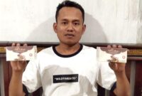 Miftahul Arifin menunjukkan produk Teh Cabya di kediamannya yang berada di Dusun Bara' Leke, Desa Errabu, Kecamatan Bluto, Kabupaten Sumenep, Jawa Timur. (KLIKMADURA)