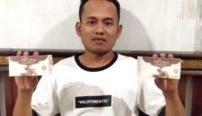 Miftahul Arifin menunjukkan produk Teh Cabya di kediamannya yang berada di Dusun Bara' Leke, Desa Errabu, Kecamatan Bluto, Kabupaten Sumenep, Jawa Timur. (KLIKMADURA)