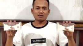 Miftahul Arifin menunjukkan produk Teh Cabya di kediamannya yang berada di Dusun Bara' Leke, Desa Errabu, Kecamatan Bluto, Kabupaten Sumenep, Jawa Timur. (KLIKMADURA)