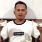 Miftahul Arifin menunjukkan produk Teh Cabya di kediamannya yang berada di Dusun Bara' Leke, Desa Errabu, Kecamatan Bluto, Kabupaten Sumenep, Jawa Timur. (KLIKMADURA)