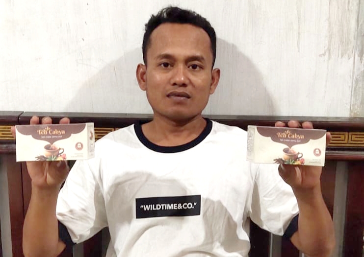Miftahul Arifin menunjukkan produk Teh Cabya di kediamannya yang berada di Dusun Bara' Leke, Desa Errabu, Kecamatan Bluto, Kabupaten Sumenep, Jawa Timur. (KLIKMADURA)