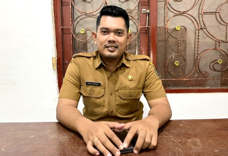 Kabid Olahraga Prestasi Disporapar Pamekasan R. Seprianggi Permana Putra saat ditemui di ruang kerjanya, Senin (28/9/2026). (LAILIYATUN NURIYAH/KLIK MADURA)