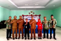 Kepala Disdikbud Pamekasan, Basri Yulianto didampingi Kabid Pembinaan SD, Ridwan dan jajaran lainnya foto bersama usai pembukaan FTBI. (KLIKMADURA)