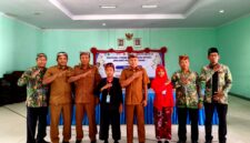 Kepala Disdikbud Pamekasan, Basri Yulianto didampingi Kabid Pembinaan SD, Ridwan dan jajaran lainnya foto bersama usai pembukaan FTBI. (KLIKMADURA)