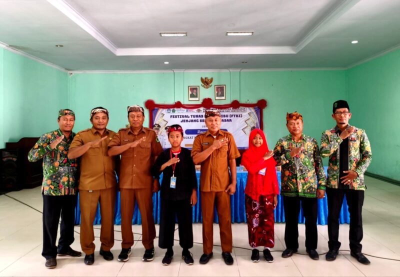 Kepala Disdikbud Pamekasan, Basri Yulianto didampingi Kabid Pembinaan SD, Ridwan dan jajaran lainnya foto bersama usai pembukaan FTBI. (KLIKMADURA)