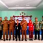 Kepala Disdikbud Pamekasan, Basri Yulianto didampingi Kabid Pembinaan SD, Ridwan dan jajaran lainnya foto bersama usai pembukaan FTBI. (KLIKMADURA)