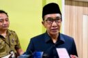 Bupati Pamekasan, Dr. KH. Kholilurrahman didampingi Kepala BPKPD Pamekasan Sahrul Munir saat diwawancara awak media. (MOH. IQBALUL KHAVEI MZ / KLIKMADURA)
