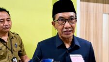 Bupati Pamekasan, Dr. KH. Kholilurrahman didampingi Kepala BPKPD Pamekasan Sahrul Munir saat diwawancara awak media. (MOH. IQBALUL KHAVEI MZ / KLIKMADURA)