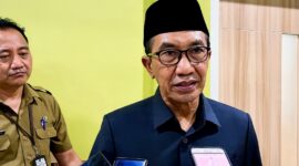 Bupati Pamekasan, Dr. KH. Kholilurrahman didampingi Kepala BPKPD Pamekasan Sahrul Munir saat diwawancara awak media. (MOH. IQBALUL KHAVEI MZ / KLIKMADURA)