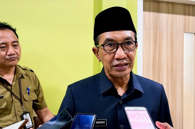 Bupati Pamekasan, Dr. KH. Kholilurrahman didampingi Kepala BPKPD Pamekasan Sahrul Munir saat diwawancara awak media. (MOH. IQBALUL KHAVEI MZ / KLIKMADURA)