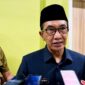 Bupati Pamekasan, Dr. KH. Kholilurrahman didampingi Kepala BPKPD Pamekasan Sahrul Munir saat diwawancara awak media. (MOH. IQBALUL KHAVEI MZ / KLIKMADURA)
