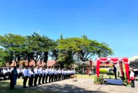 Ribuan PPPK Paruh Waktu saat dilantik di Lapangan Nagara Bhakti Pamekasan pada 2025. (LAILIYATUN NURIYAH/KLIK MADURA)